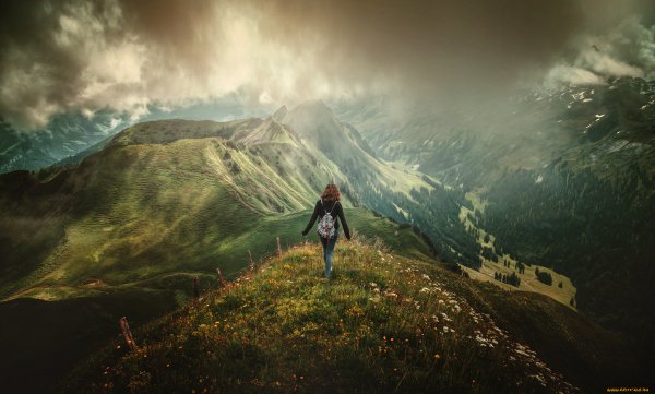 Человек на вершине горы