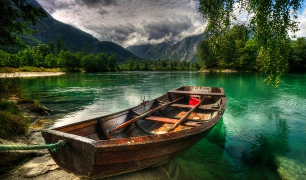 Красивая лодка