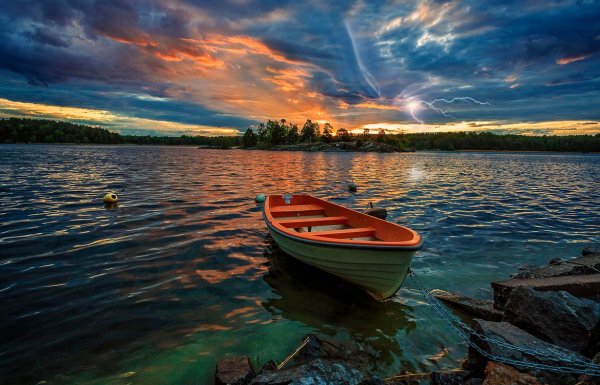 Лодка на реке