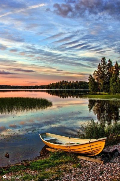 Природа с рекой и лодкой