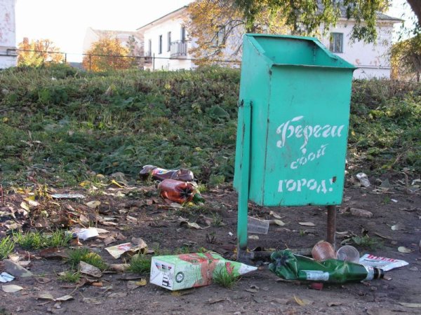 Табличка не мусорить в лесу