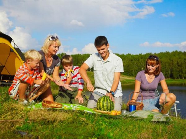 Семья отдыхает на природе