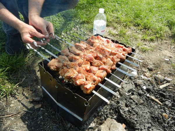 Шашлык жарится на природе