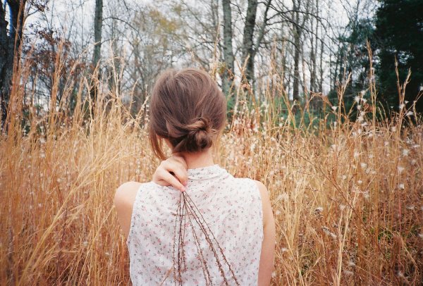 Девушка в лесу со спины (73 фото)