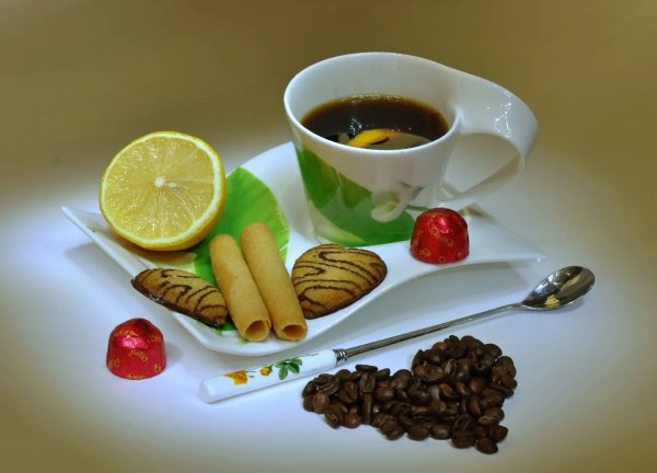 Чашечка кофе с лимоном
