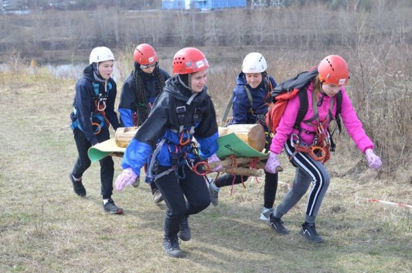 Дети собирают мусор в лесу