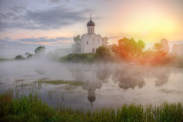 Храм Покрова на Нерли туман