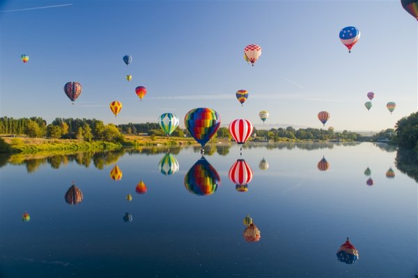 Воздушный шар над водой