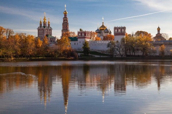 Новодевичий монастырь -Золотая осен