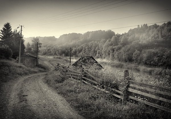 Деревня черно белая