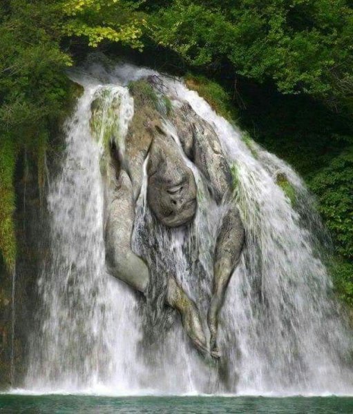 Скульптура водопад