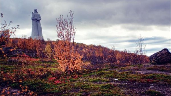 Памятник Алеша Мурманск осень