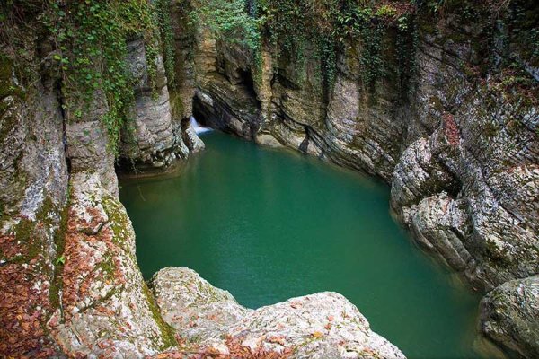 Агурское ущелье Чертова купель