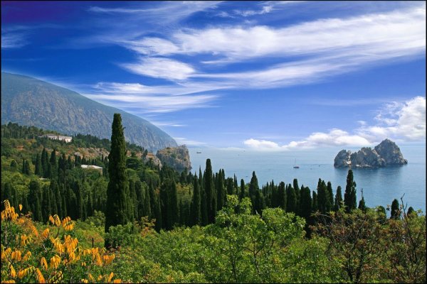 Пейзаж Крыма Гурзуф кипарисы