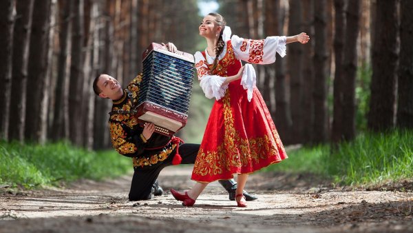 Русский танец на природе