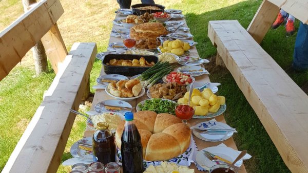 Стол на даче с шашлыками