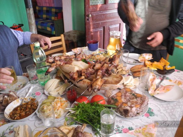 Накрытый стол с шашлыком