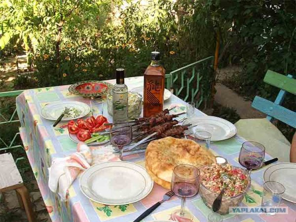 Накрытый стол в беседке