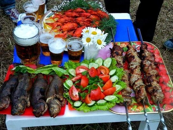 Накрытый стол с шашлыком