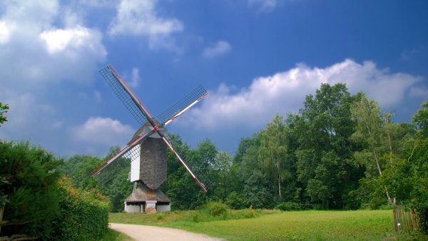 Красивая ветряная мельница