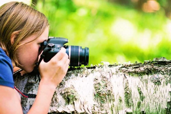 Фотограф фотографирует природу