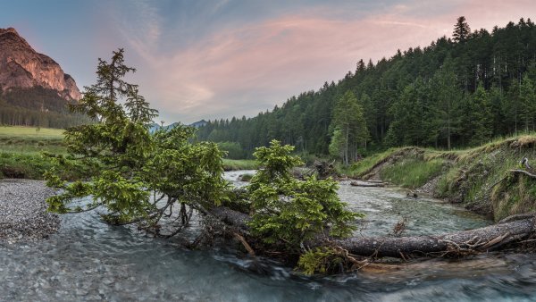 Осень в горах с избушкой