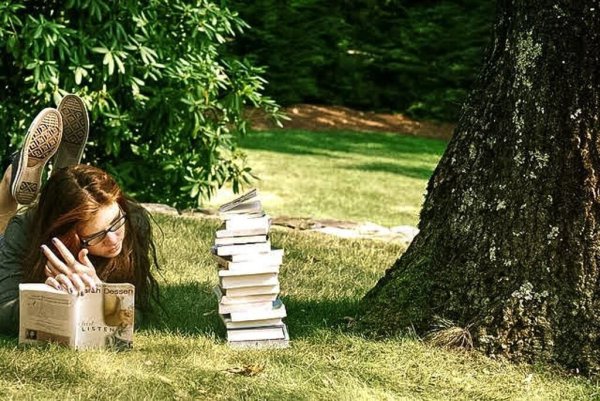Фотосессия с книжкой на природе