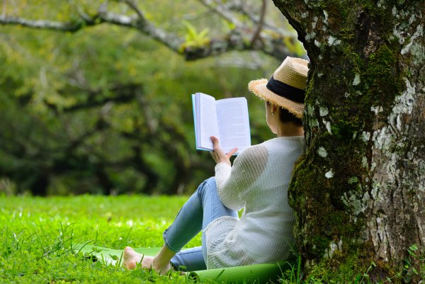 Фотосессия под деревом с книгой