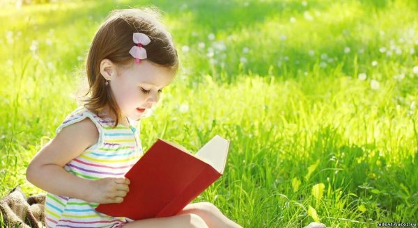 Дети с книгой летом
