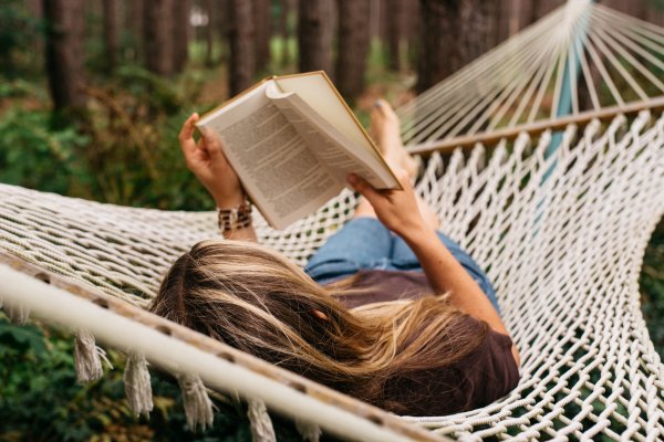Девушка с книгой на природе