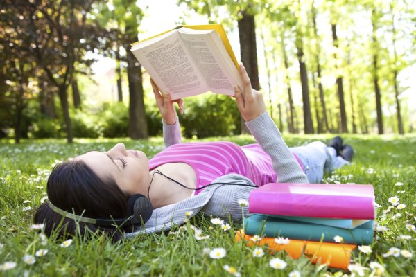 Девушка в парке с книгой