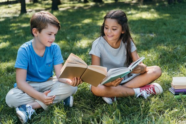 Дети читают книги