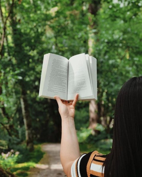 Фотосессия с книгой на природе