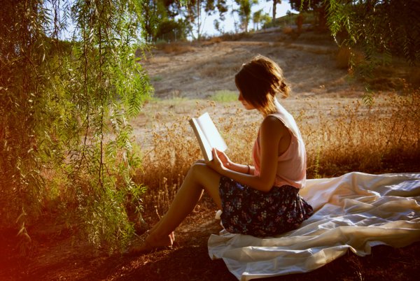 Девушка с книгой