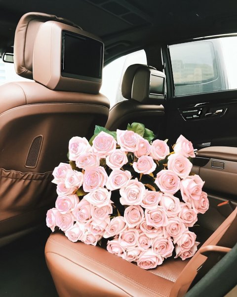 Букет цветов в машине - 70 фото