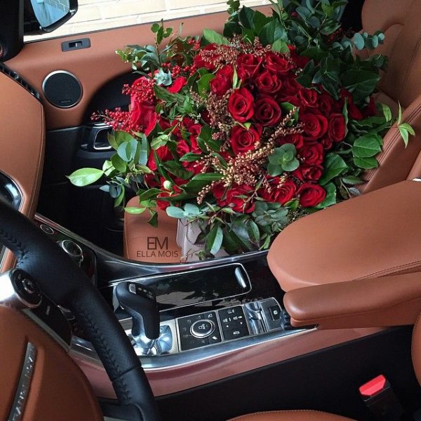 Цветы в салоне автомобиля