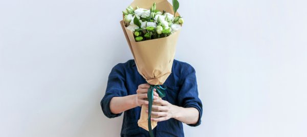 Курьер с цветами