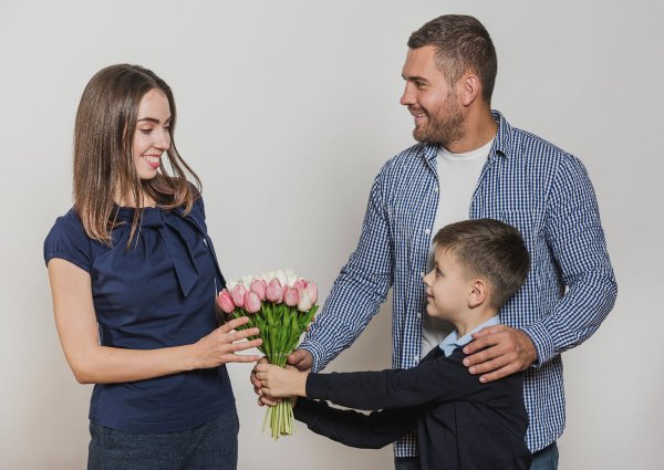 Дети дарят цветы