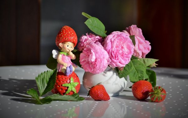 Клубника с цве очками и ягодками
