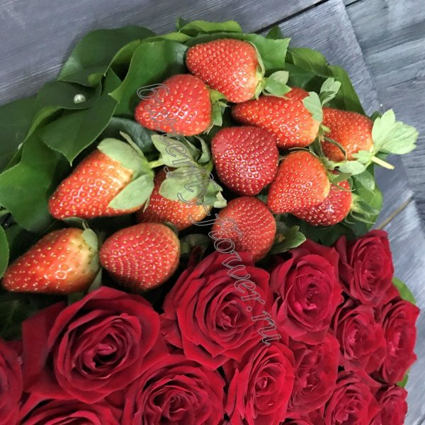 Клубника с розами