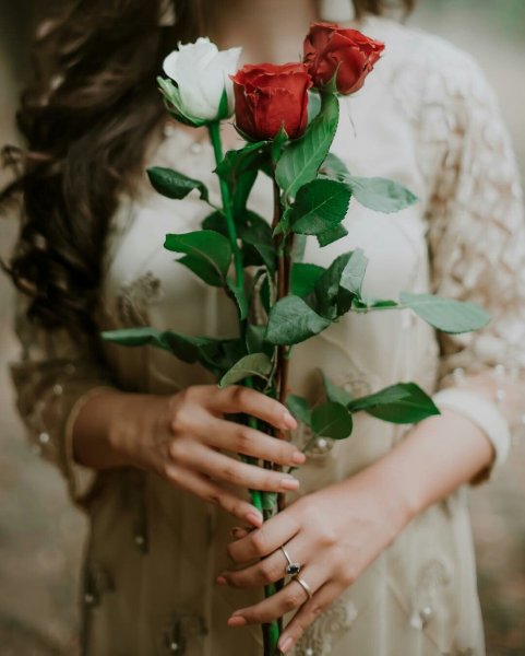 Цветы в руках женщины