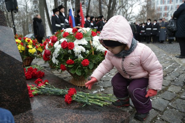 Возложение цветов к памятнику погибшим в Великой Отечественной