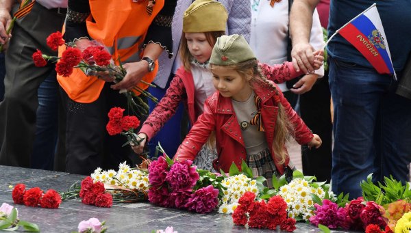 Цветы на памятнике ребенку