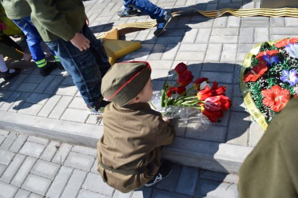 Дети возлагают цветы к памятнику