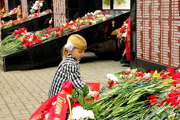 Возложение цветов к Вечному огню