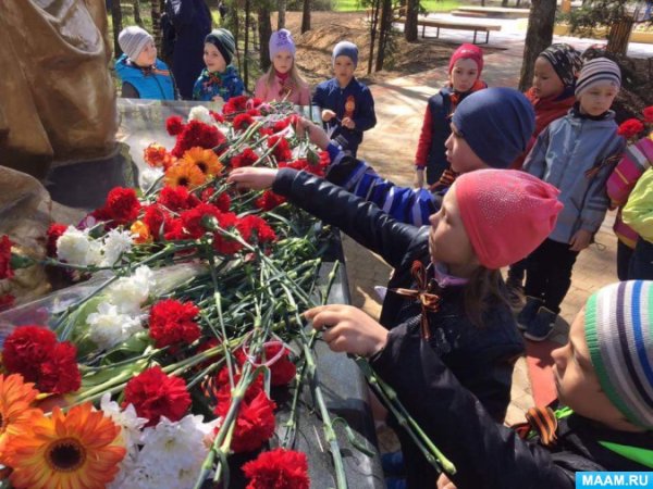 Возложение цветов к памятнику дети