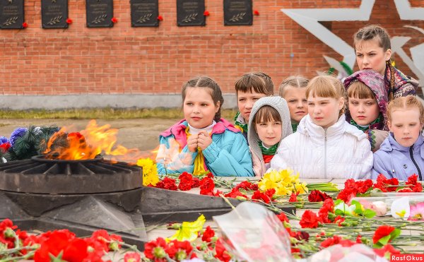 Возложение цветов дети