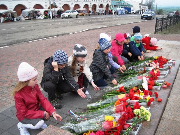 Возложение цветов дети