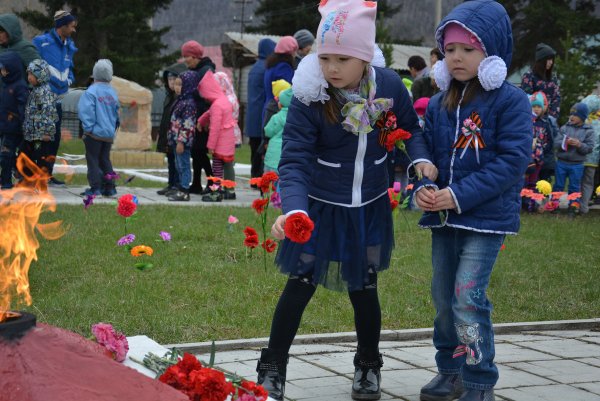 Цветы к памятникам воинам