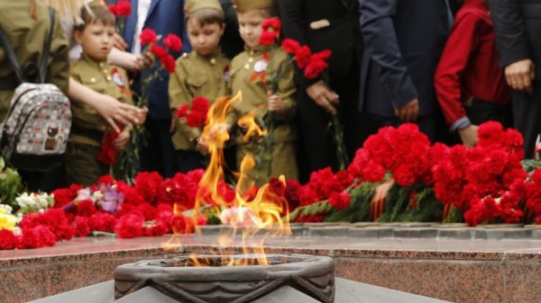 Цветы у вечного огня